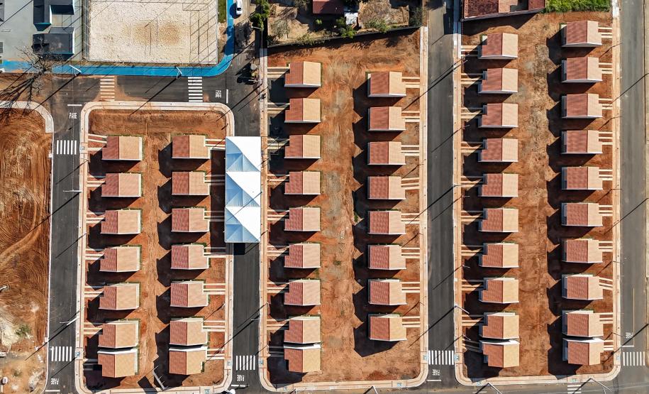 Ratinho Junior inaugura conjunto residencial com 51 casas em Guapirama