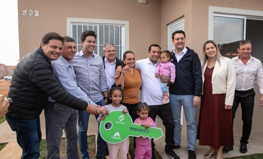 Ratinho Junior inaugura conjunto residencial com 51 casas em Guapirama