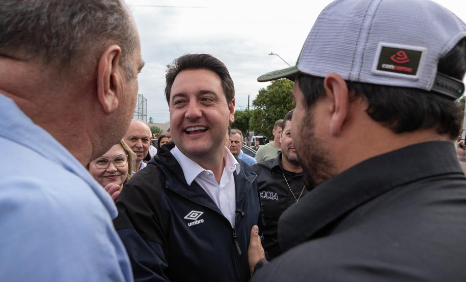 Ratinho Junior inaugura conjunto residencial com 51 casas em Guapirama