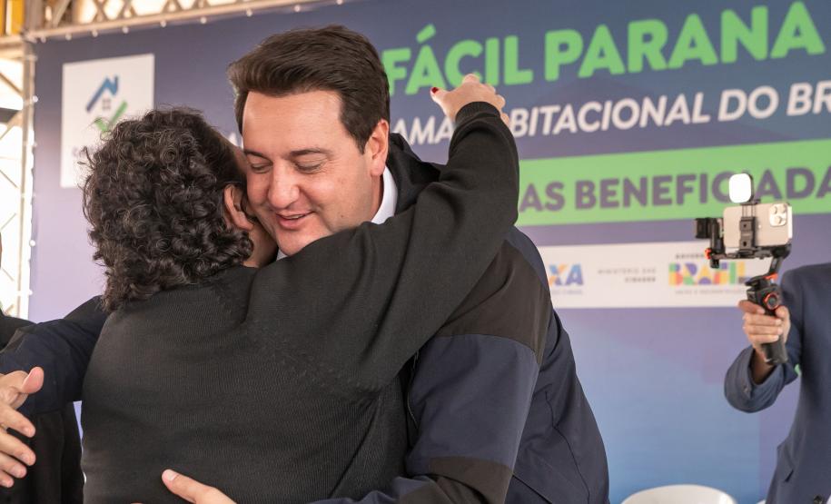 Ratinho Junior inaugura conjunto residencial com 51 casas em Guapirama