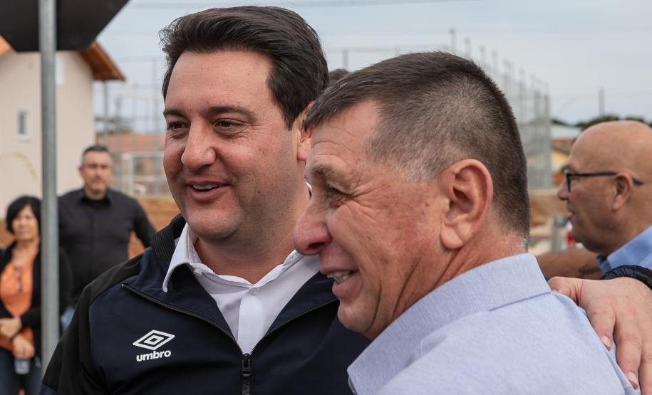 Ratinho Junior inaugura conjunto residencial com 51 casas em Guapirama