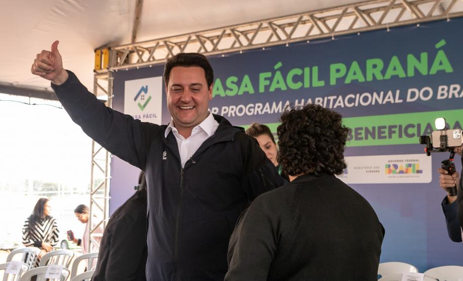 Ratinho Junior inaugura conjunto residencial com 51 casas em Guapirama