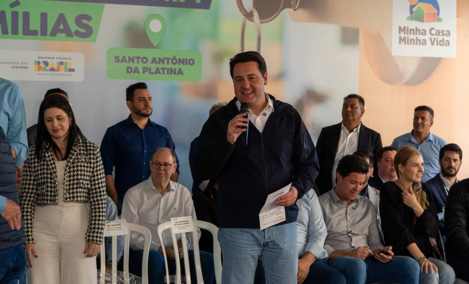 Governador entrega condomínio com 88 apartamentos em Santo Antônio da Platina