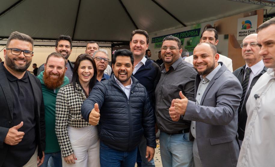 Governador entrega condomínio com 88 apartamentos em Santo Antônio da Platina