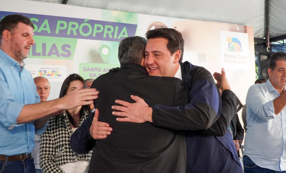 Governador entrega condomínio com 88 apartamentos em Santo Antônio da Platina