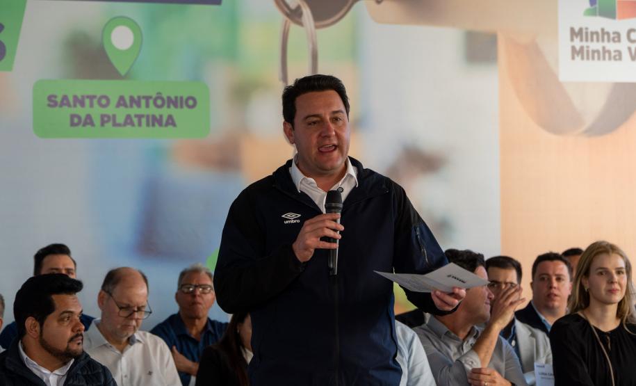 Governador entrega condomínio com 88 apartamentos em Santo Antônio da Platina