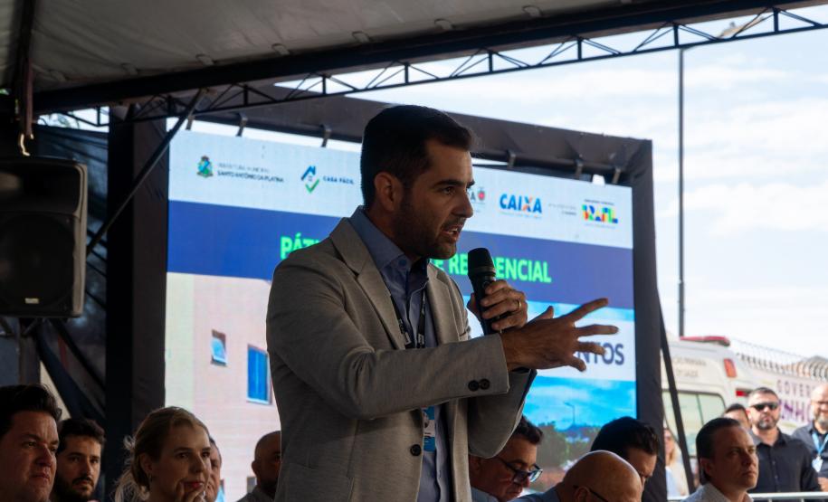 Governador entrega condomínio com 88 apartamentos em Santo Antônio da Platina