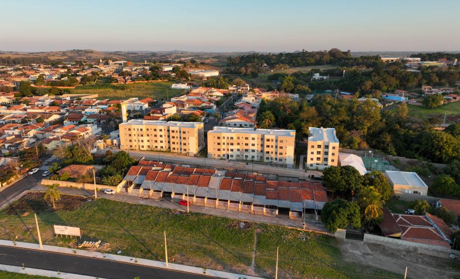 Governador entrega condomínio com 88 apartamentos em Santo Antônio da Platina
