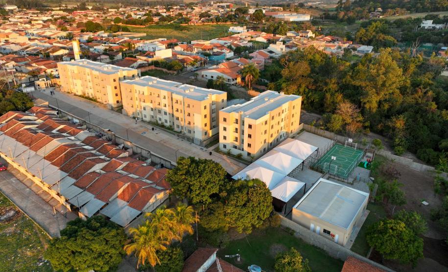 Governador entrega condomínio com 88 apartamentos em Santo Antônio da Platina
