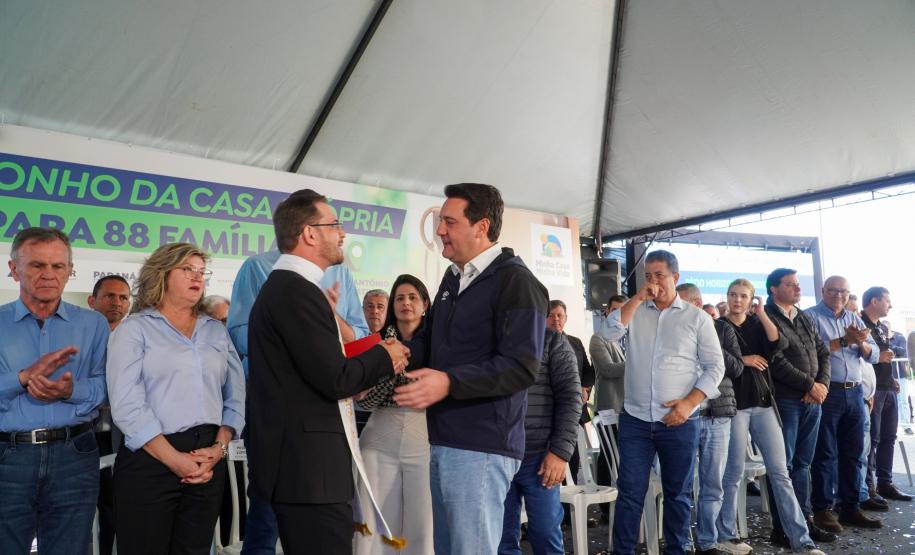 Governador entrega condomínio com 88 apartamentos em Santo Antônio da Platina