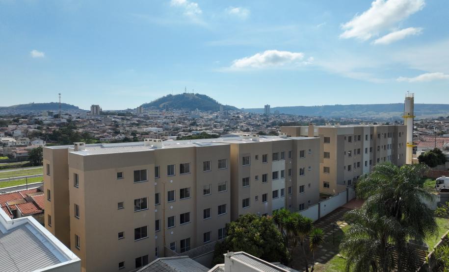 Governador entrega condomínio com 88 apartamentos em Santo Antônio da Platina