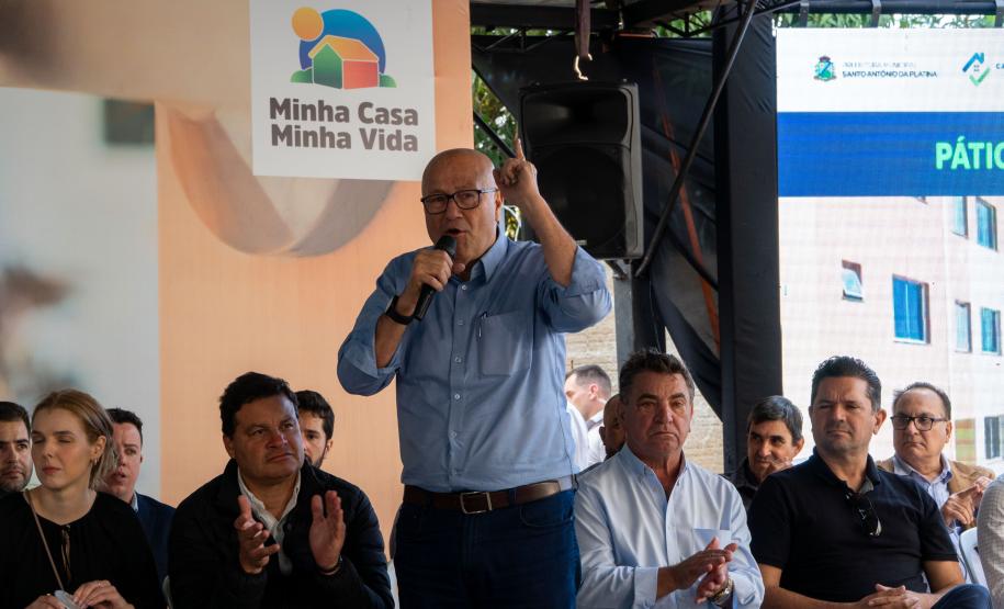 Governador entrega condomínio com 88 apartamentos em Santo Antônio da Platina