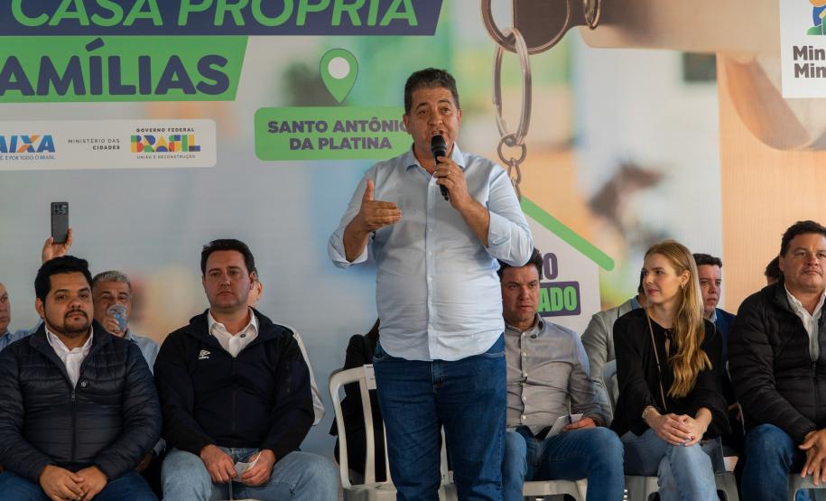 Governador entrega condomínio com 88 apartamentos em Santo Antônio da Platina