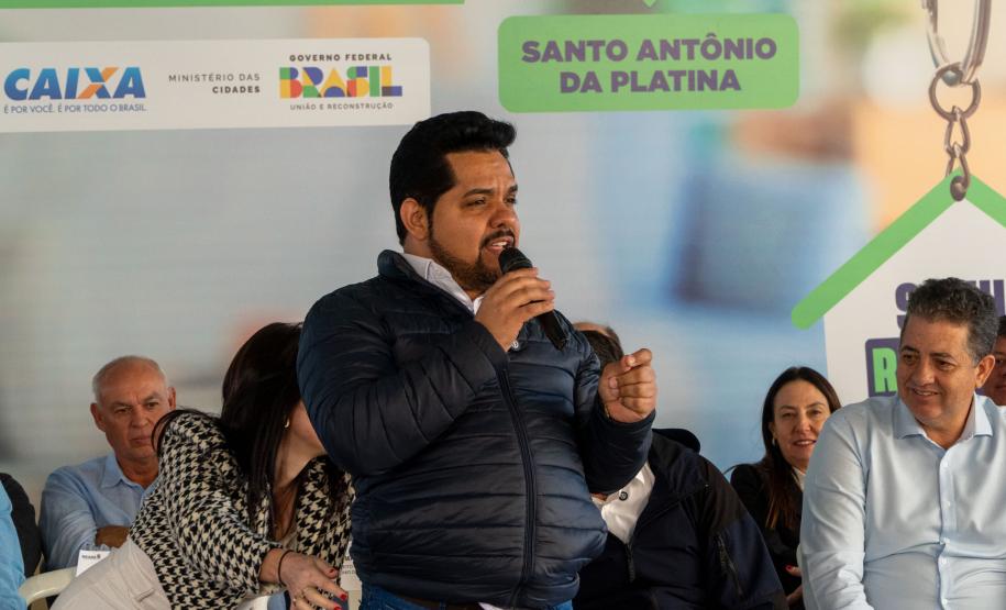 Governador entrega condomínio com 88 apartamentos em Santo Antônio da Platina