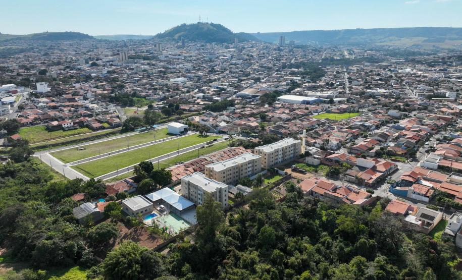 Governador entrega condomínio com 88 apartamentos em Santo Antônio da Platina