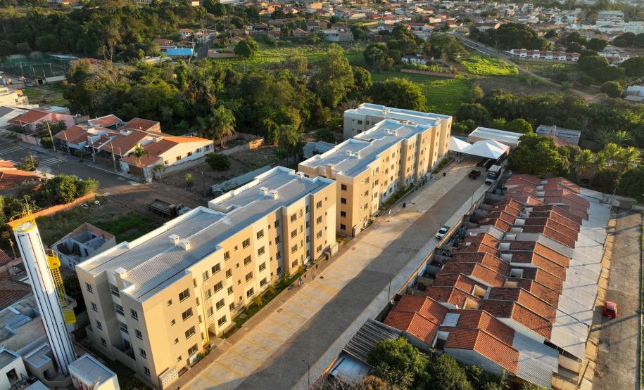 Governador entrega condomínio com 88 apartamentos em Santo Antônio da Platina
