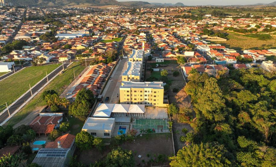 Governador entrega condomínio com 88 apartamentos em Santo Antônio da Platina