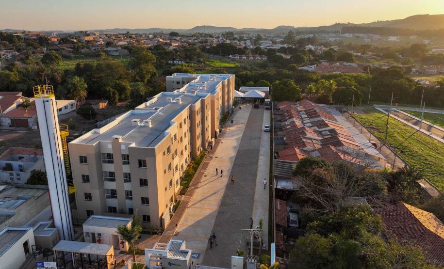 Governador entrega condomínio com 88 apartamentos em Santo Antônio da Platina
