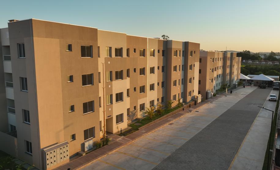 Governador entrega condomínio com 88 apartamentos em Santo Antônio da Platina