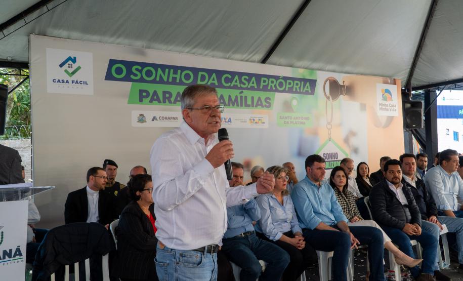 Governador entrega condomínio com 88 apartamentos em Santo Antônio da Platina