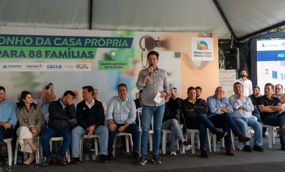 Governador entrega condomínio com 88 apartamentos em Santo Antônio da Platina