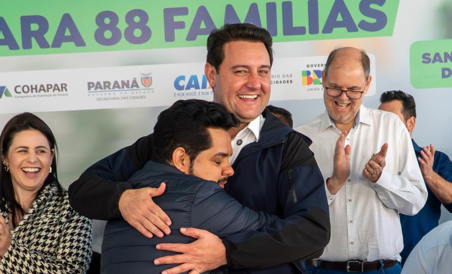 Governador entrega condomínio com 88 apartamentos em Santo Antônio da Platina