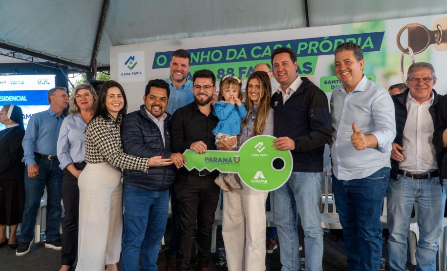 Governador entrega condomínio com 88 apartamentos em Santo Antônio da Platina