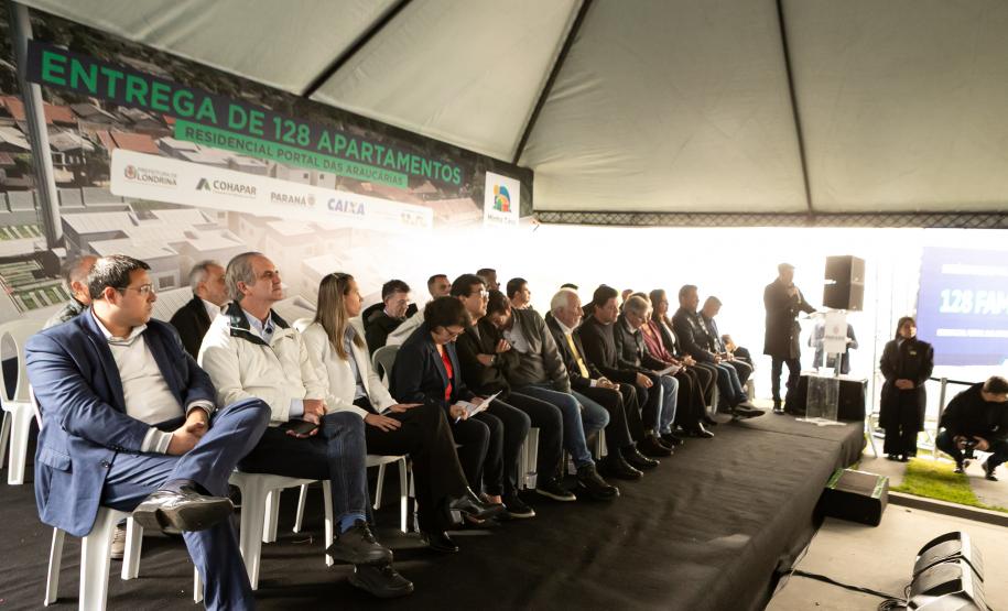 Estado entrega residencial com 128 apartamentos para atender famílias de Londrina