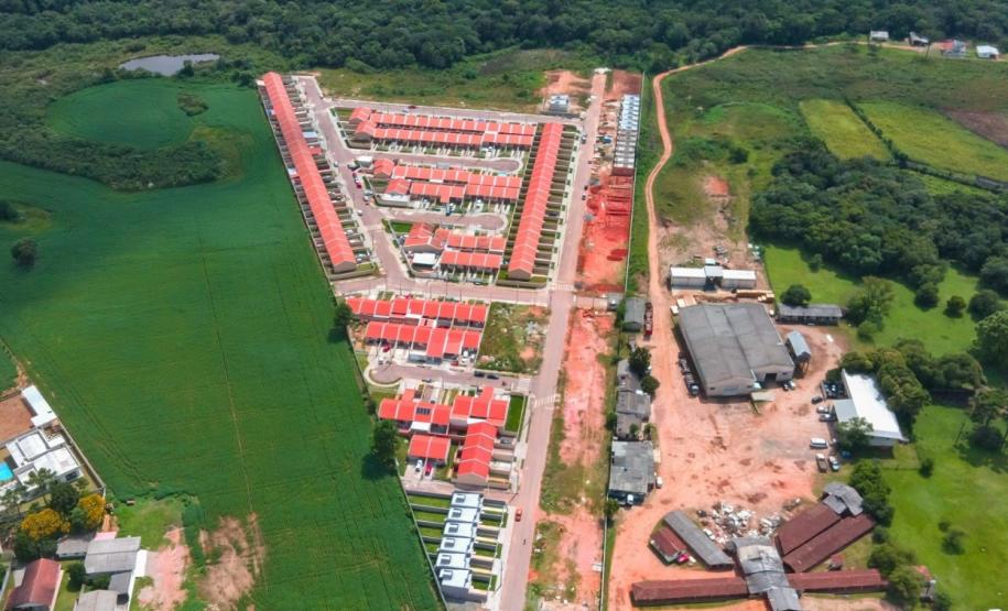 67 famílias de Fazenda Rio Grande conquistam a casa própria com apoio do Estado