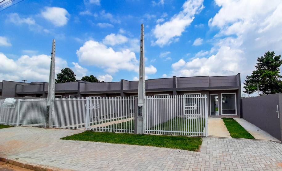 67 famílias de Fazenda Rio Grande conquistam a casa própria com apoio do Estado