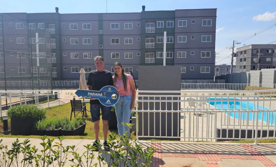 Casa Fácil Paraná: com apoio do Estado, 200 famílias de Cascavel recebem as chaves da moradia própria