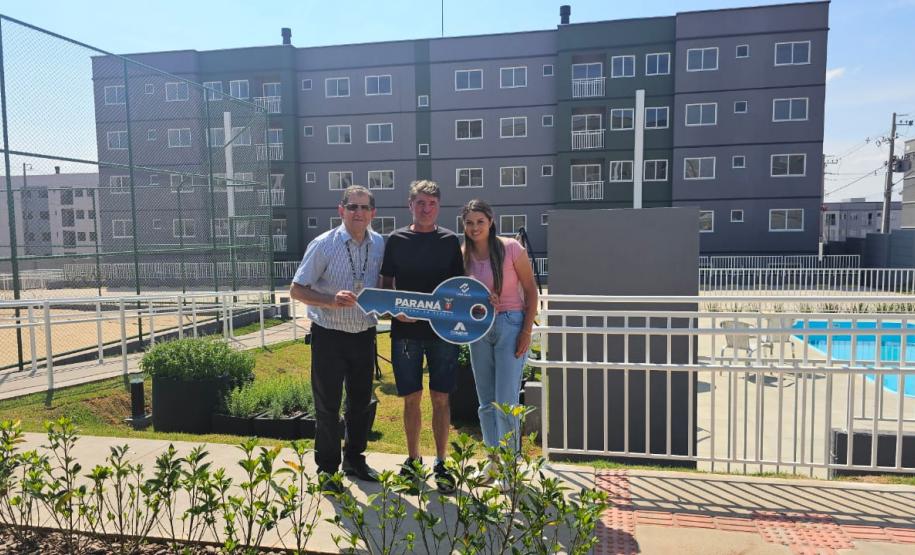 Casa Fácil Paraná: com apoio do Estado, 200 famílias de Cascavel recebem as chaves da moradia própria