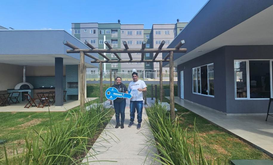 Casa Fácil Paraná: com apoio do Estado, 200 famílias de Cascavel recebem as chaves da moradia própria