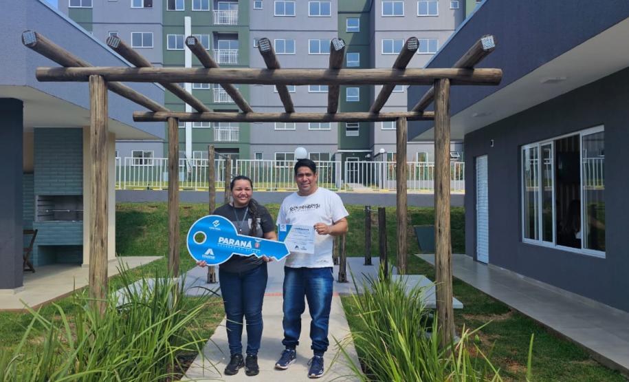 Casa Fácil Paraná: com apoio do Estado, 200 famílias de Cascavel recebem as chaves da moradia própria