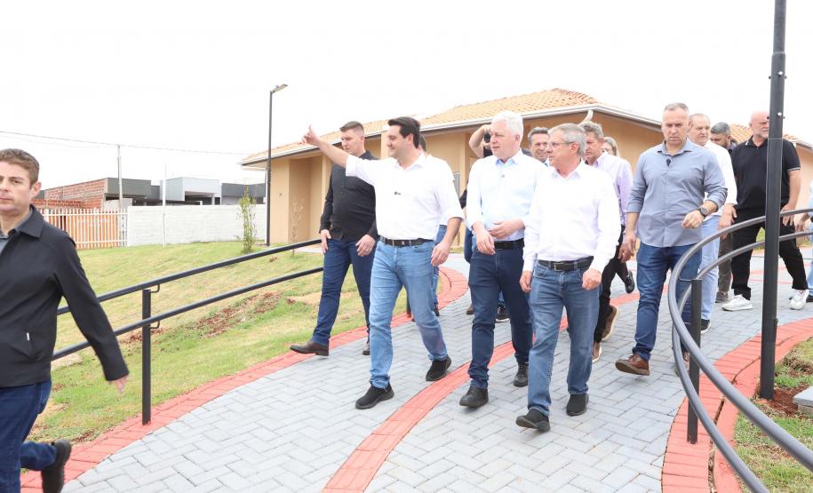 Ratinho Junior inaugura Condomínio do Idoso de Campo Mourão com 40 casas