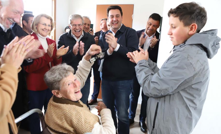 Governador entrega Condomínio do Idoso com 40 unidades e piscina térmica em Ponta Grossa