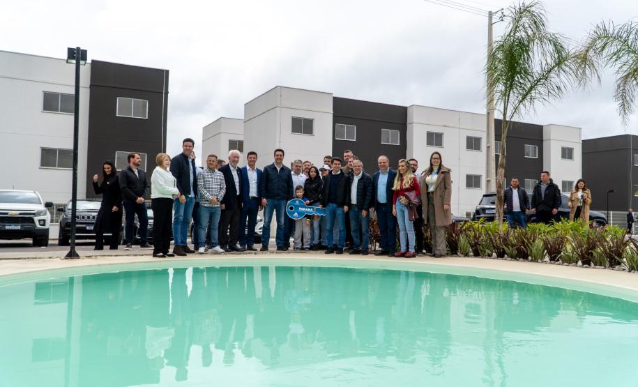 Governador inaugura condomínio clube com 864 apartamentos em Almirante Tamandaré