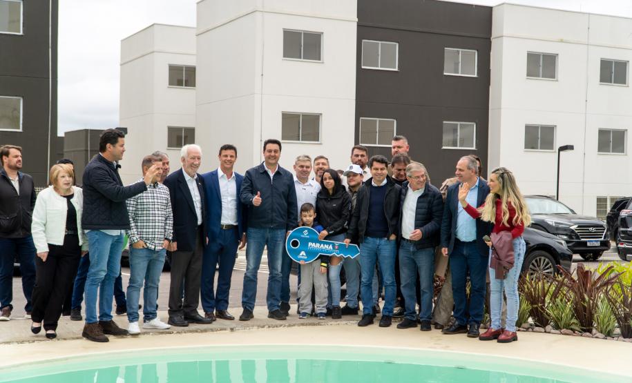 Governador inaugura condomínio clube com 864 apartamentos em Almirante Tamandaré