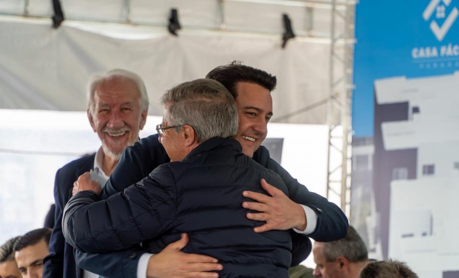 Governador inaugura condomínio clube com 864 apartamentos em Almirante Tamandaré