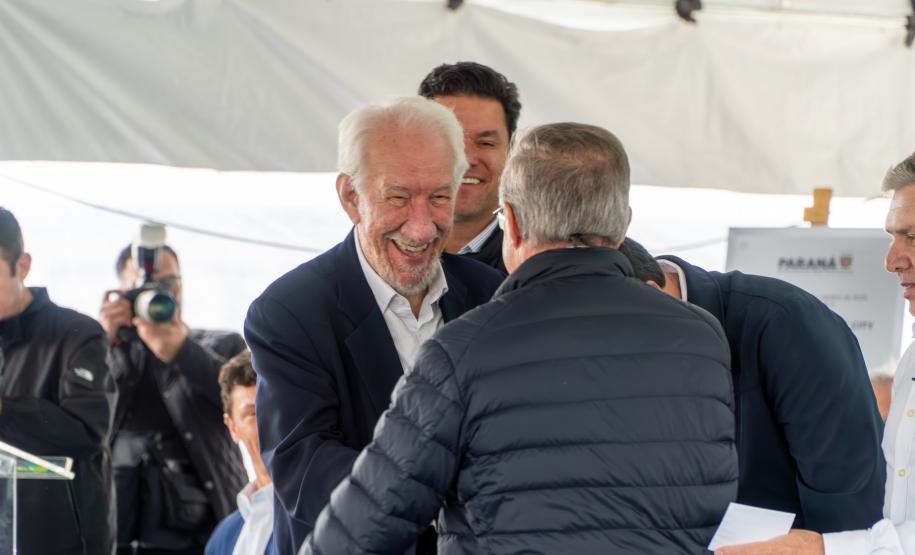 Governador inaugura condomínio clube com 864 apartamentos em Almirante Tamandaré