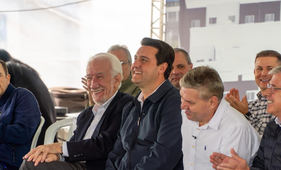 Governador inaugura condomínio clube com 864 apartamentos em Almirante Tamandaré