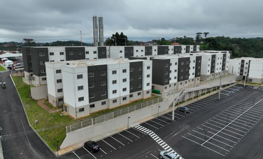 Governador inaugura condomínio clube com 864 apartamentos em Almirante Tamandaré