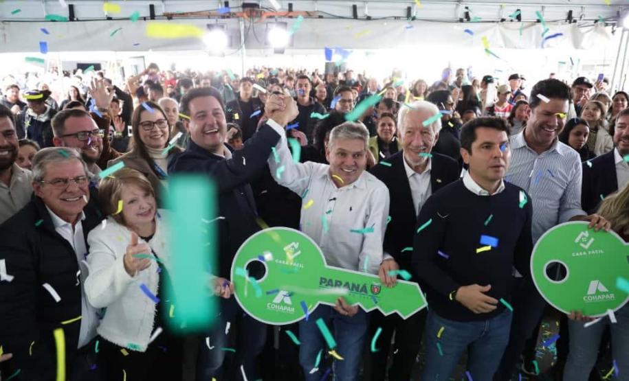 Governador inaugura condomínio clube com 864 apartamentos em Almirante Tamandaré