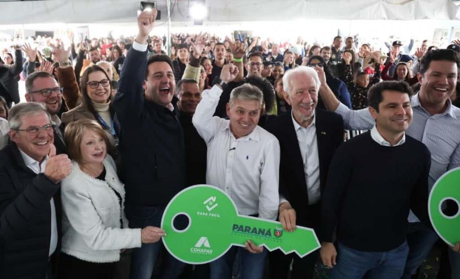 Governador inaugura condomínio clube com 864 apartamentos em Almirante Tamandaré