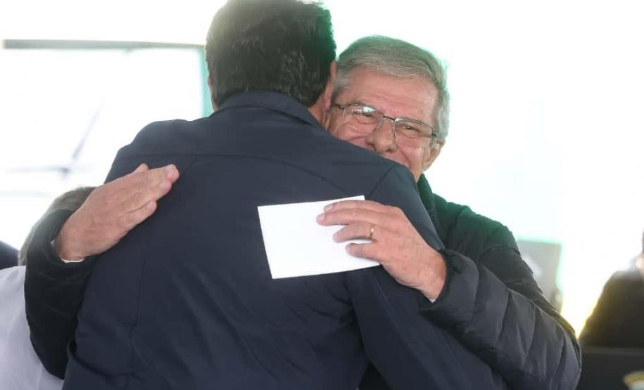 Governador inaugura condomínio clube com 864 apartamentos em Almirante Tamandaré