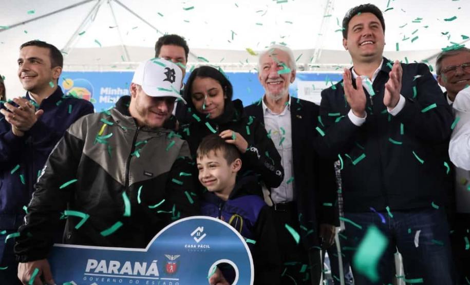 Governador inaugura condomínio clube com 864 apartamentos em Almirante Tamandaré