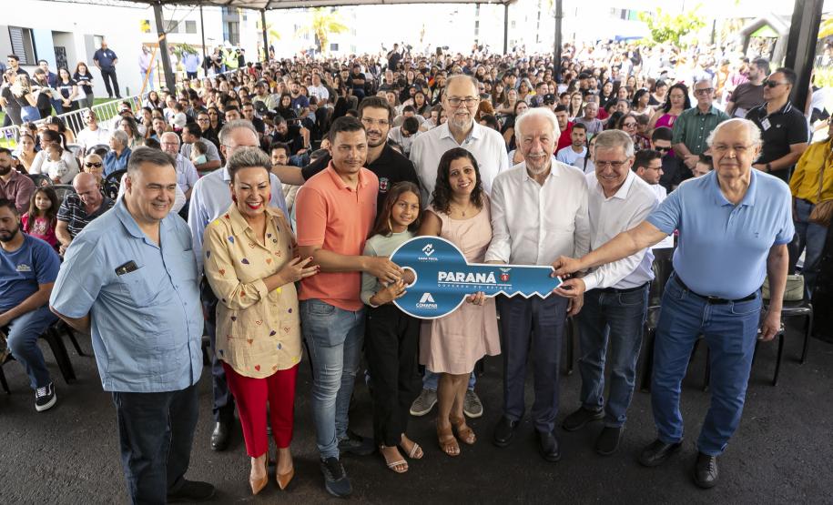 Com apoio do Estado, 512 famílias de Londrina passam a viver em casa própria