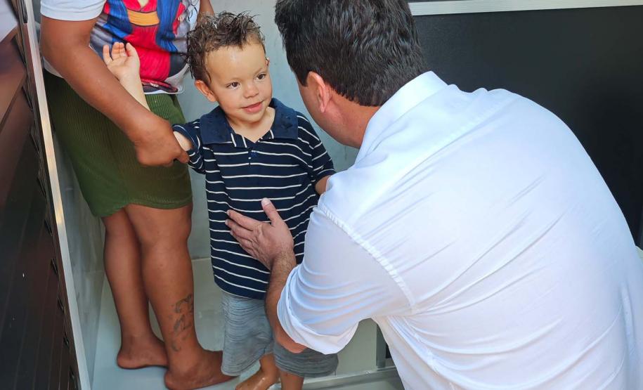 Estado entrega primeiros módulos sanitários do programa Banheiro em Casa em Ivaiporã