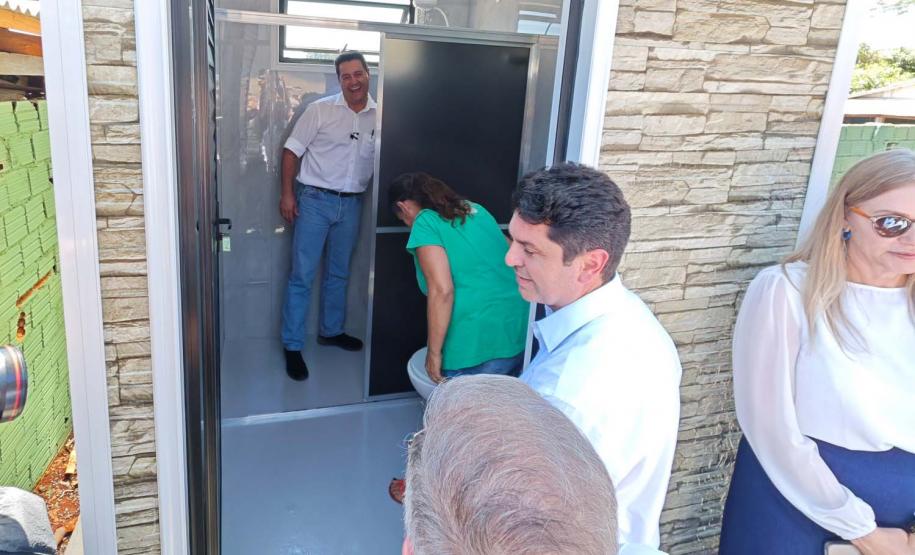 Estado entrega primeiros módulos sanitários do programa Banheiro em Casa em Ivaiporã