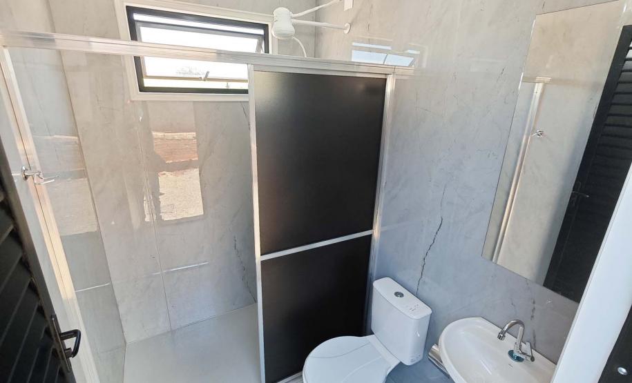 Estado entrega primeiros módulos sanitários do programa Banheiro em Casa em Ivaiporã